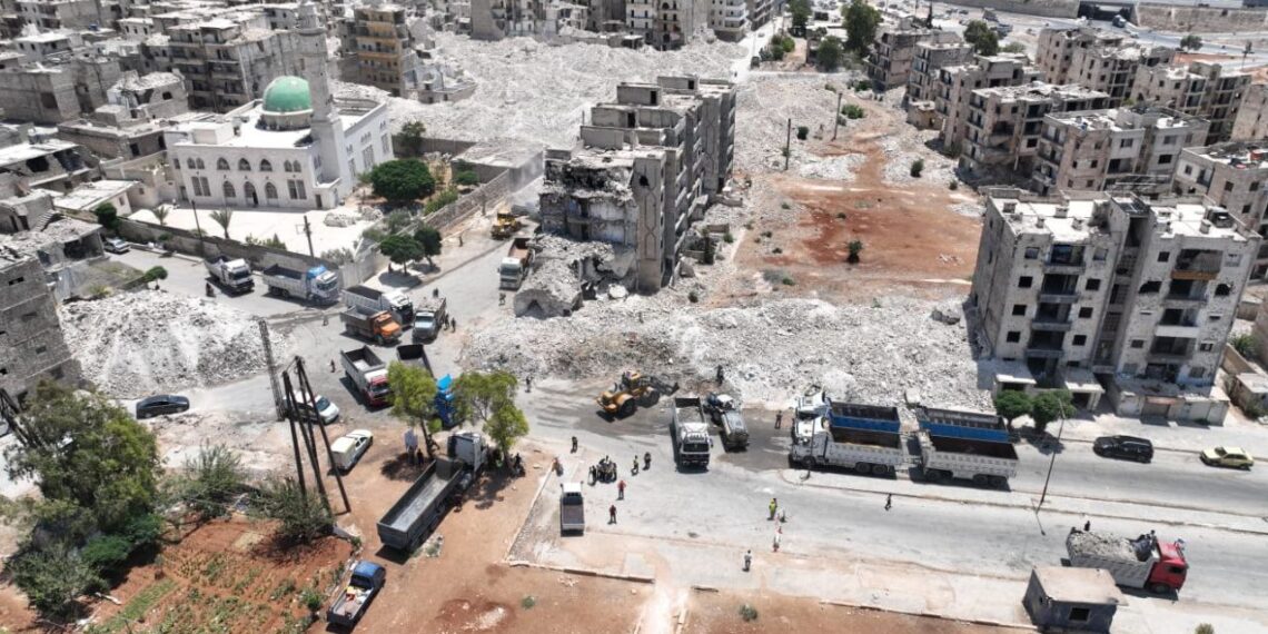 الدفاع المدني السوري يستعد لإزالة أنقاض القصف في حلب