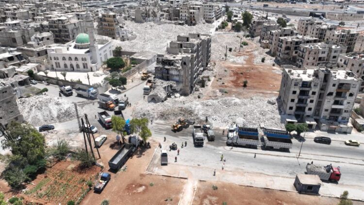 الدفاع المدني السوري يستعد لإزالة أنقاض القصف في حلب
