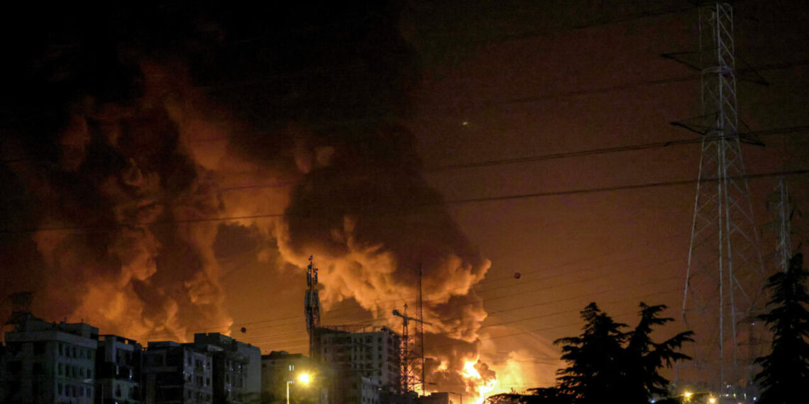 ترامب يأمر بإخلاء طهران ونتنياهو يهدد باغتيال خامنئي مع استمرار القصف الإيراني