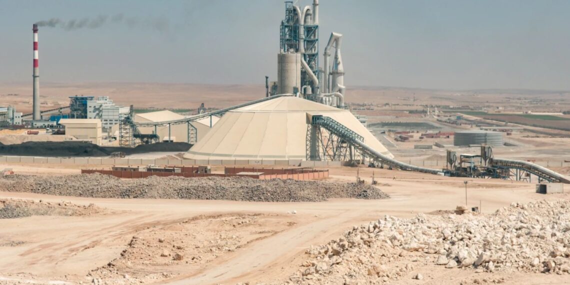 وزارة الاقتصاد تبدأ مراجعة شاملة لتقييم رخص الاستثمار في قطاع الأسمنت