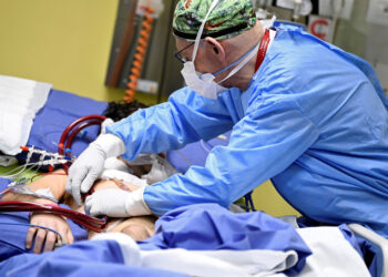 يشتكي الأطباء السوريون في الخارج من عقبات كثيرة عند عودتهم لبلدهم