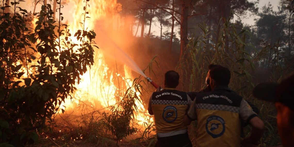 النيران تمتد لمحاور جديدة رغم جهود الإخماد المستمرة