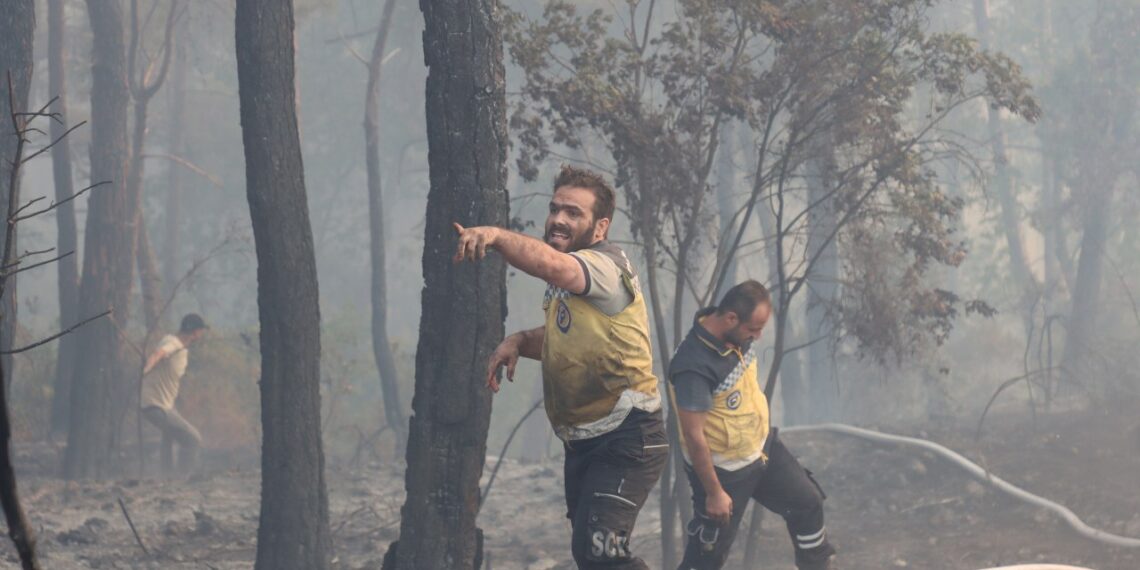 الطقس يعيق جهود الدفاع المدني في إخماد الحرائق