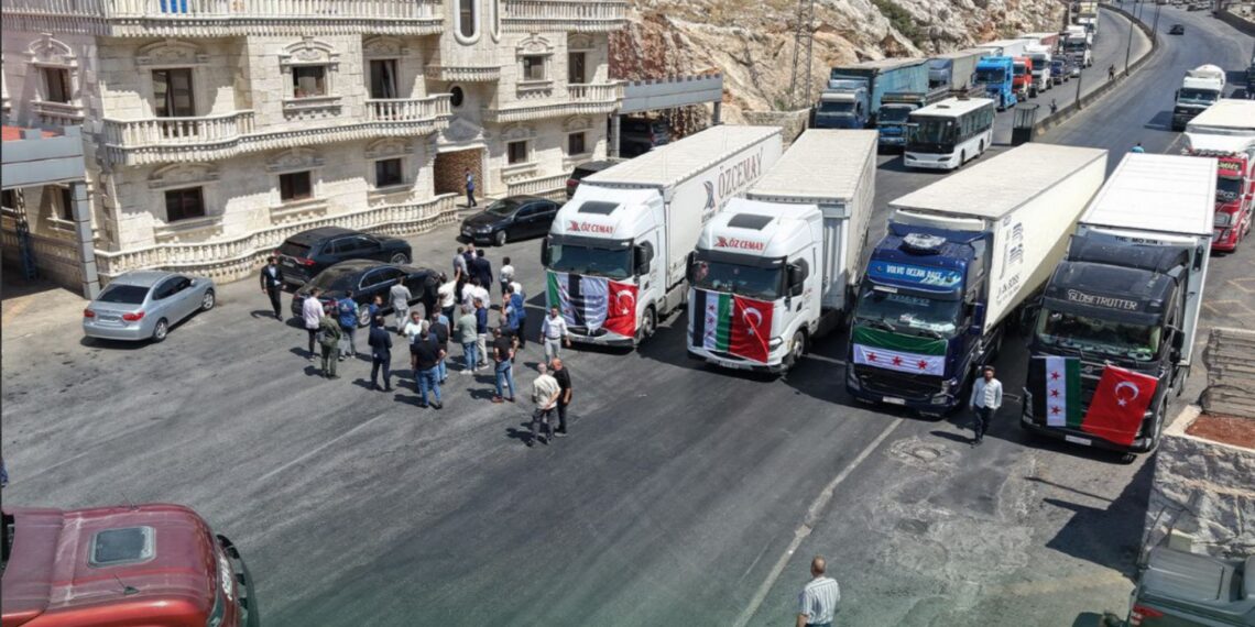 أول قافلة ترانزيت بين سوريا وتركيا عبر باب الهوى