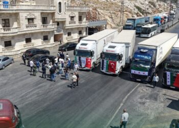 أول قافلة ترانزيت بين سوريا وتركيا عبر باب الهوى