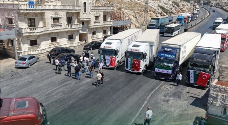 أول قافلة ترانزيت بين سوريا وتركيا عبر باب الهوى