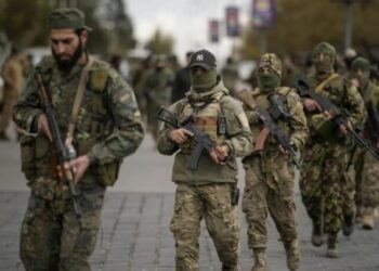 وزارة الدفاع تدرس طلبات العودة لآلاف الضباط المنشقين عن جيش النظام البائد