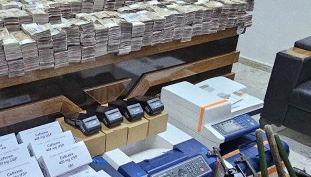 الأمن الجنائي يستعيد أسلحةً وأموالًا سُرقت أثناء تحرير سوريا