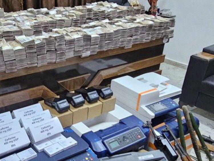 الأمن الجنائي يستعيد أسلحةً وأموالًا سُرقت أثناء تحرير سوريا