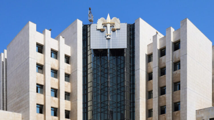 تعميم من وزارة العدل يلزم القضاء بتسريع البت في القضايا المستعجلة