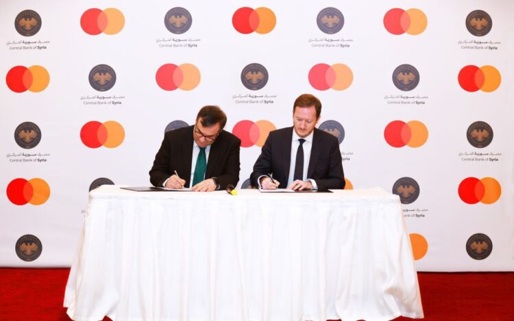 خطوة جديدة في خدمات الدفع الالكتروني.. المركزي يوقع مذكرة تفاهم مع شركة عالمية