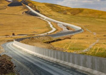 الأناضول: تنظيم قسد يعزز تحصيناته وخطوط دفاعه على الحدود السورية – التركية ويهدد البنية التحتية للرقة 