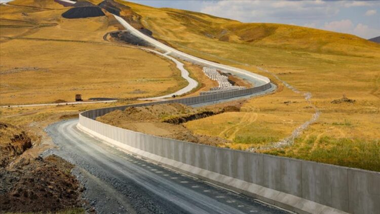 الأناضول: تنظيم قسد يعزز تحصيناته وخطوط دفاعه على الحدود السورية – التركية ويهدد البنية التحتية للرقة 