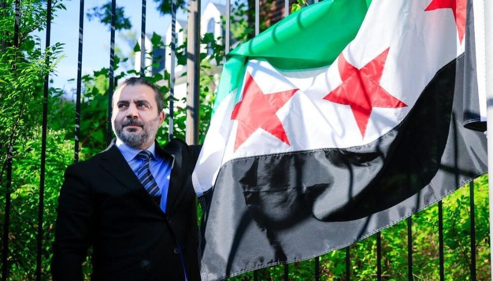 في “لحظة تاريخية”.. العلم السوري يرتفع بواشنطن بعد عقود من الغياب