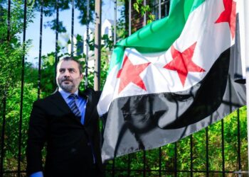 في “لحظة تاريخية”.. العلم السوري يرتفع بواشنطن بعد عقود من الغياب