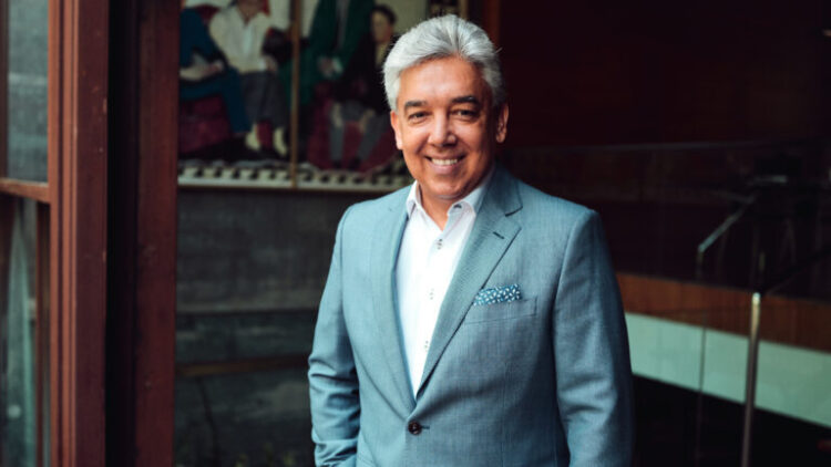 من هو الرجل الذي قدّم الرئيس أحمد الشرع في جلسة “كونكورديا” الحوارية؟