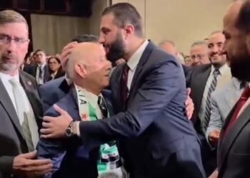 “ليس بحاجة للتملق”.. من هو الرجل الذي قبّل الشرع رأسه أمام الجالية السورية؟