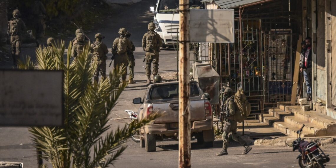 الاحتلال الإسرائيلي يُهجّر سكان قرى في الجنوب السوري ويعتقل آخرين