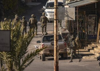 الاحتلال الإسرائيلي يُهجّر سكان قرى في الجنوب السوري ويعتقل آخرين