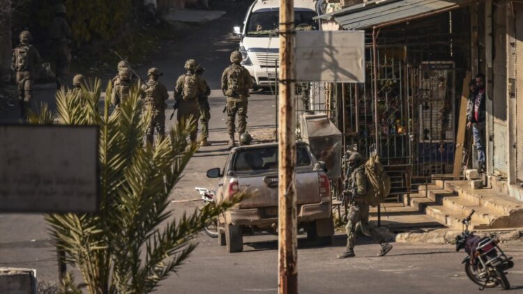 الاحتلال الإسرائيلي يُهجّر سكان قرى في الجنوب السوري ويعتقل آخرين