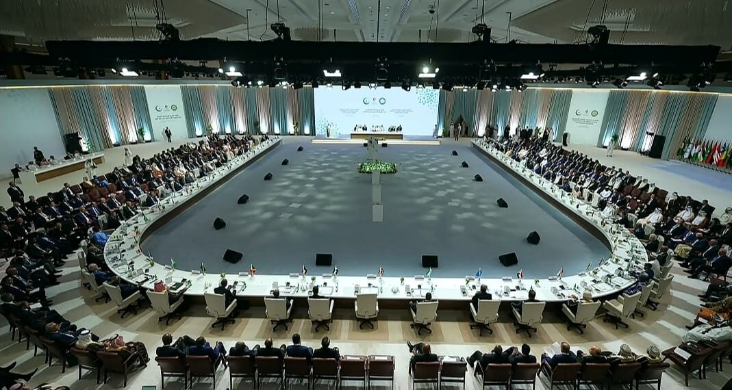 في قمة الدوحة.. تضامن عربي وإسلامي مع قطر ضد العدوان الإسرائيلي