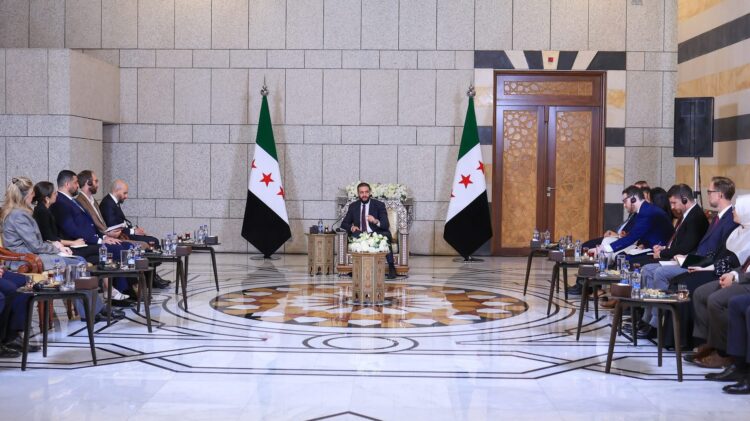 الرئيس الشرع يلتقي وفدًا بحثيًا وصحفيًا ويناقش قضايا داخلية وإقليمية