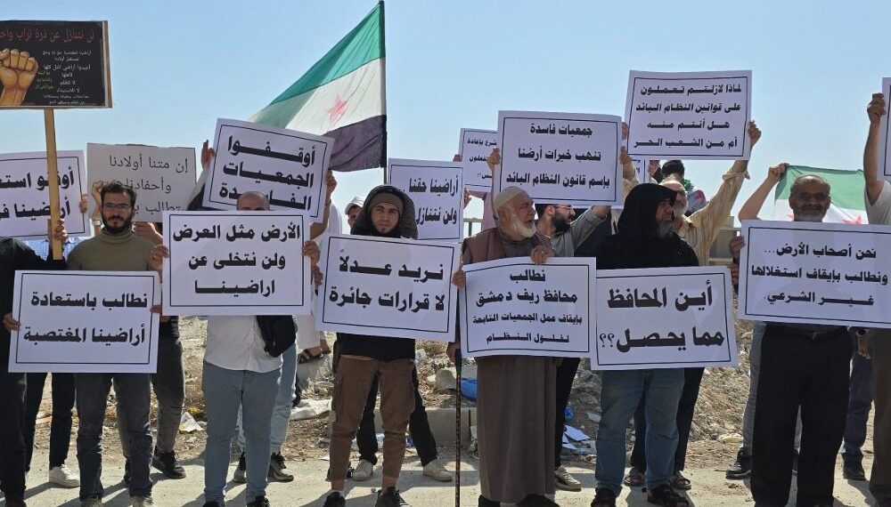محتجون يطالبون بأراضيهم المستملكة.. الحكومة في مواجهة واحد من أعقد وأضخم الملفات
