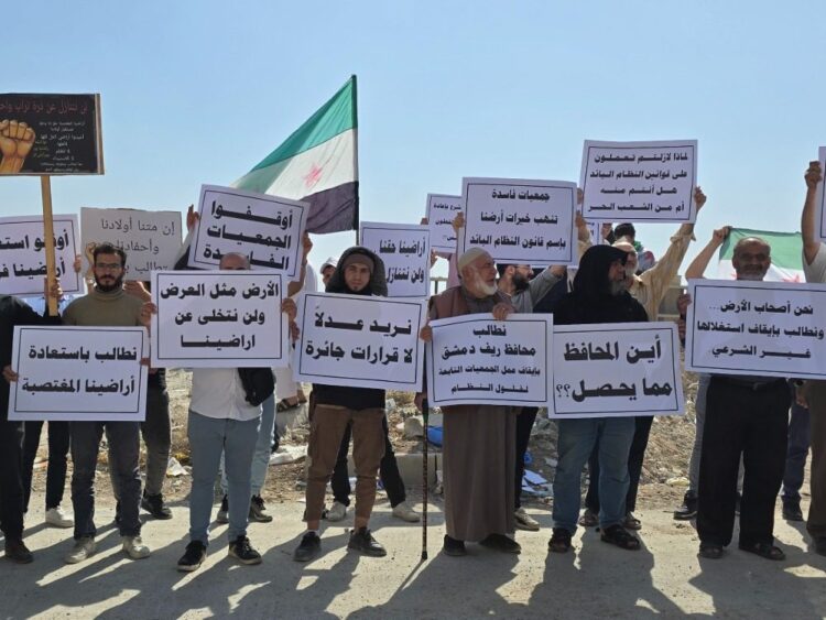 محتجون يطالبون بأراضيهم المستملكة.. الحكومة في مواجهة واحد من أعقد وأضخم الملفات