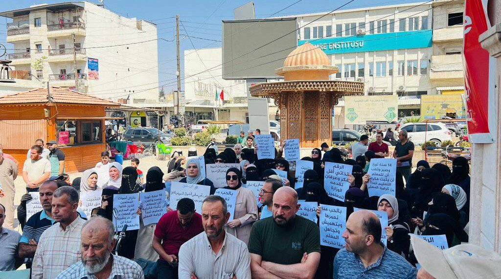 “معلمو سوريا” يدعون لوقفات احتجاجية في جميع المحافظات.. ما القضية؟