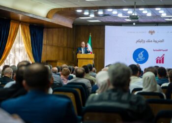 الحكومة تعد بتقييد استيراد الألبسة وبإجراءات أخرى بعد احتجاج للصناعيين في دمشق