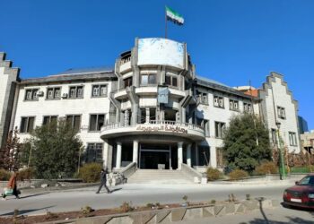 محافظة السويداء تصدر بيانًا توضّح فيه أسباب تفاقم الأزمات المعيشية والخدمية في المحافظة.. ما التفاصيل؟