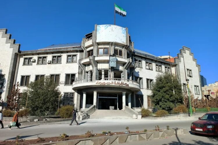 محافظة السويداء تصدر بيانًا توضّح فيه أسباب تفاقم الأزمات المعيشية والخدمية في المحافظة.. ما التفاصيل؟