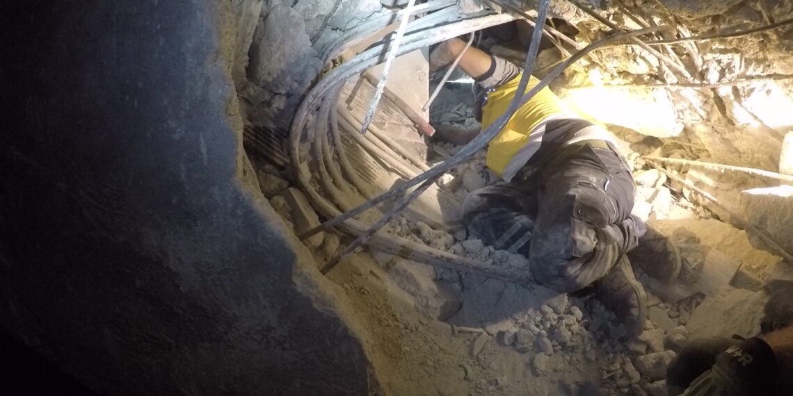 إنقاذ شاب من تحت أنقاض مبنى منهار مؤلف من 5 طوابق في حلب