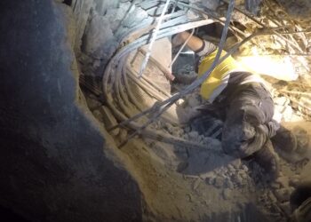 إنقاذ شاب من تحت أنقاض مبنى منهار مؤلف من 5 طوابق في حلب