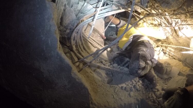 إنقاذ شاب من تحت أنقاض مبنى منهار مؤلف من 5 طوابق في حلب