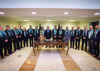 الشيباني يستقبل دبلوماسيين منشقين عن النظام البائد ويوقّع قرار إعادتهم إلى العمل