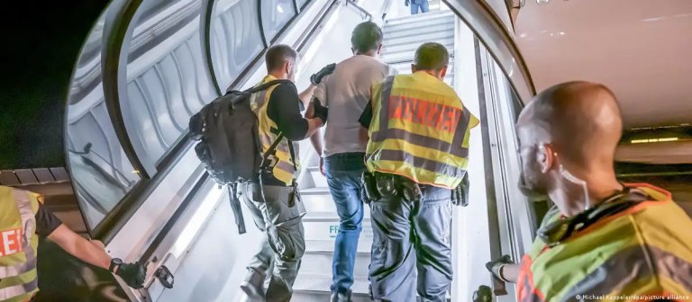 أول عملية ترحيل للاجئ سوري من ألمانيا إلى دمشق