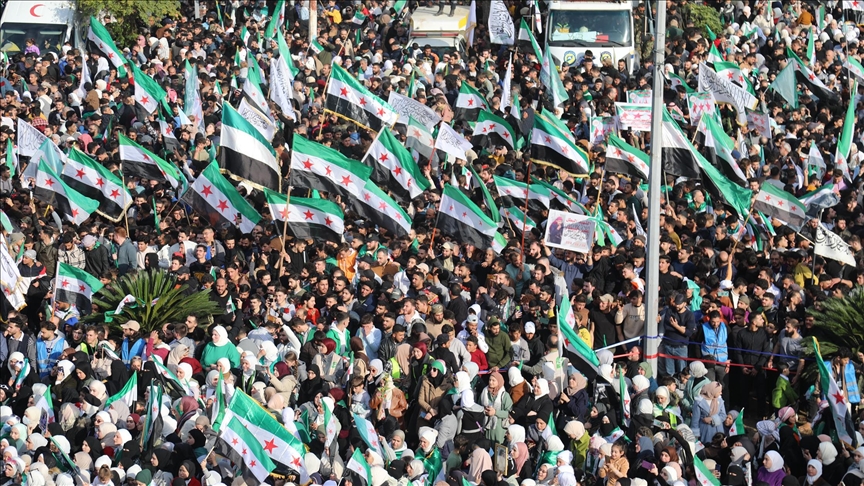 الساحات تجمع السوريين.. والفرح لم ينقص بعد مرور عام على التحرير