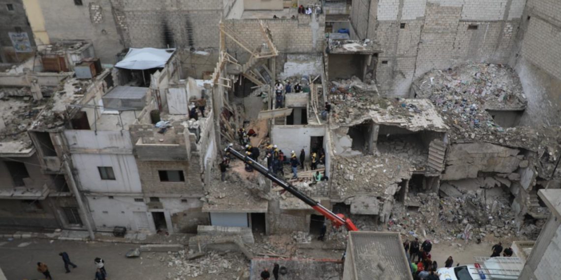 وفاة عاملين وإنقاذ آخرين.. انهيار مبنى قيد الإنشاء في حي كرم القاطرجي بحلب