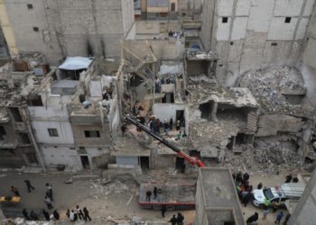 وفاة عاملين وإنقاذ آخرين.. انهيار مبنى قيد الإنشاء في حي كرم القاطرجي بحلب