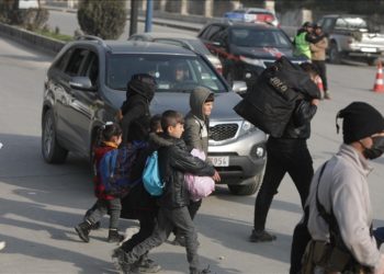 الجيش السوري يحذر قسد من إعاقة خروج المدنيين