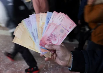 الذهب يحافظ على مستوياته العالية مع انخفاض طفيف لليرة السورية