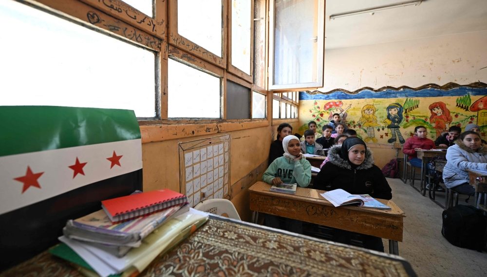 قرار بإعادة أكثر من 20 ألف معلم وموظف ممن فُصلوا تعسفياً