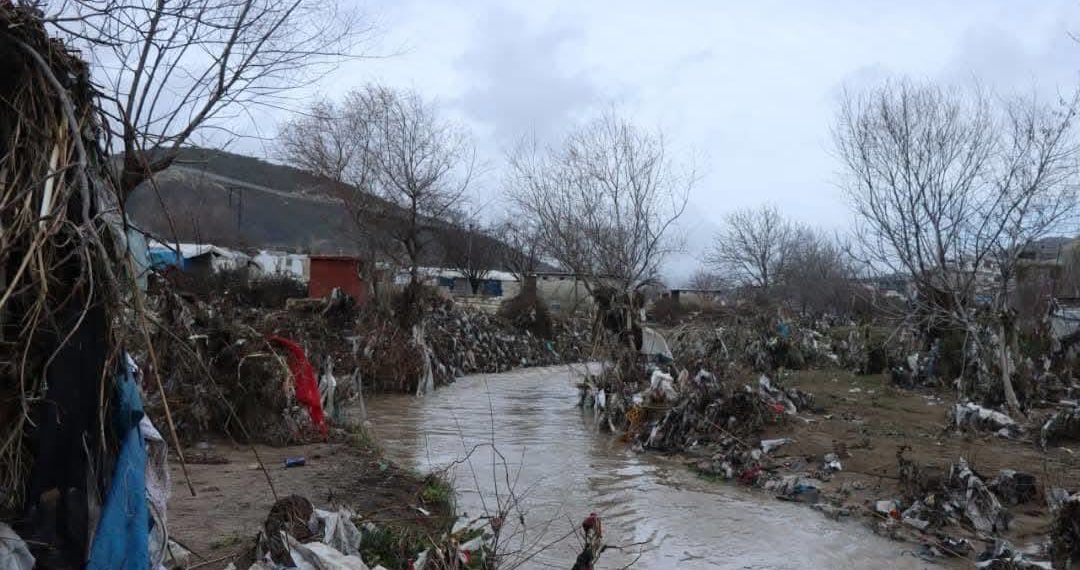 الشبكة السورية لحقوق الإنسان تطلق نداءً عاجلًا لإغاثة ومساعدة أهالي المخيمات في الشمال السوري المتضريين من السيول