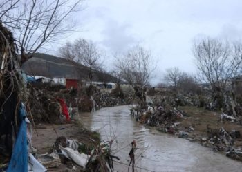 الشبكة السورية لحقوق الإنسان تطلق نداءً عاجلًا لإغاثة ومساعدة أهالي المخيمات في الشمال السوري المتضريين من السيول