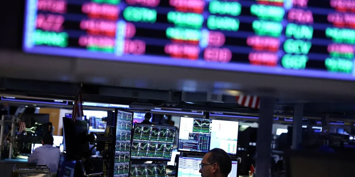 النفط يقفز 30% والدولار يترقب.. مخاوف من حرب إمدادات تضرب الأسواق العالمية