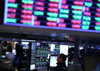 النفط يقفز 30% والدولار يترقب.. مخاوف من حرب إمدادات تضرب الأسواق العالمية