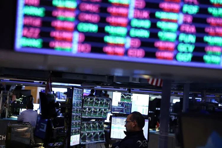 النفط يقفز 30% والدولار يترقب.. مخاوف من حرب إمدادات تضرب الأسواق العالمية