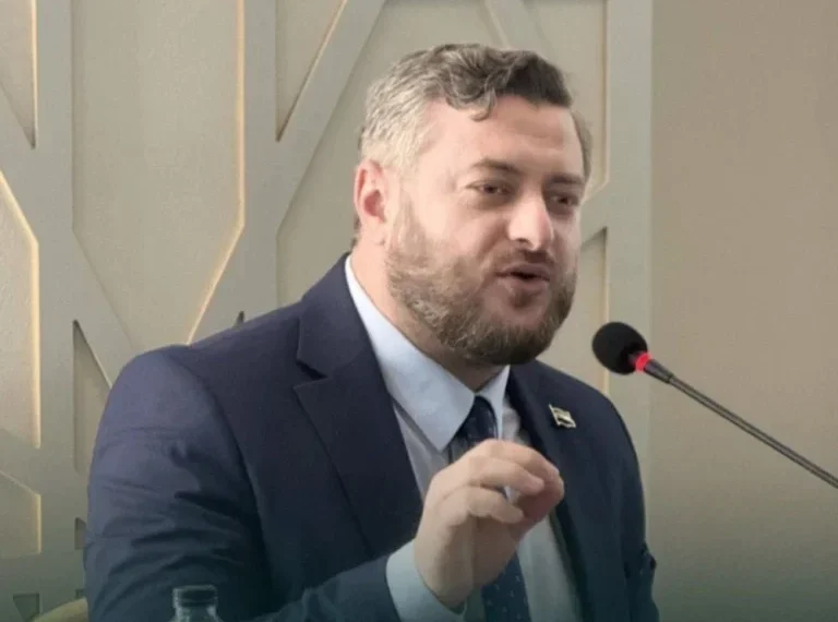 دمج آلاف المقاتلين من “قسد” في الجيش وإعادة المناهج السورية إلى مدارس الحسكة