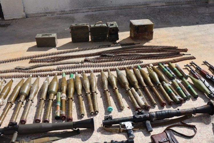 وزارة الداخلية: القبض على مطلوبَين تورطوا باستهداف مواقع عسكرية وعمليات خطف